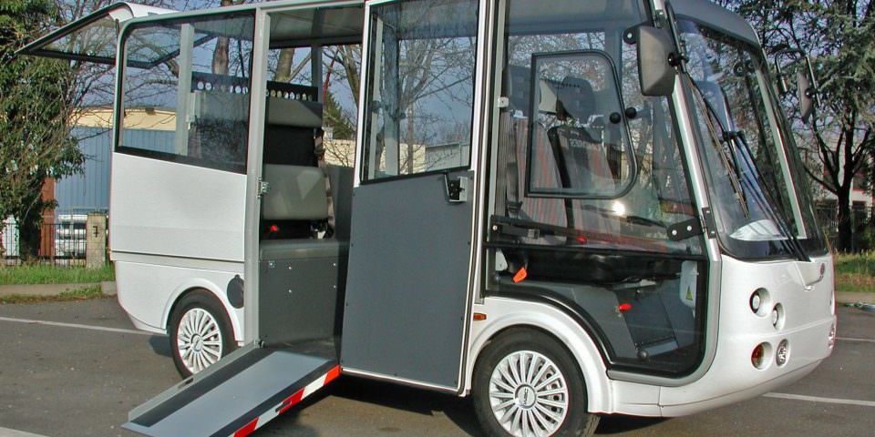 Electric-shuttle-bus-with-wheel-chair-acess-1-960×624